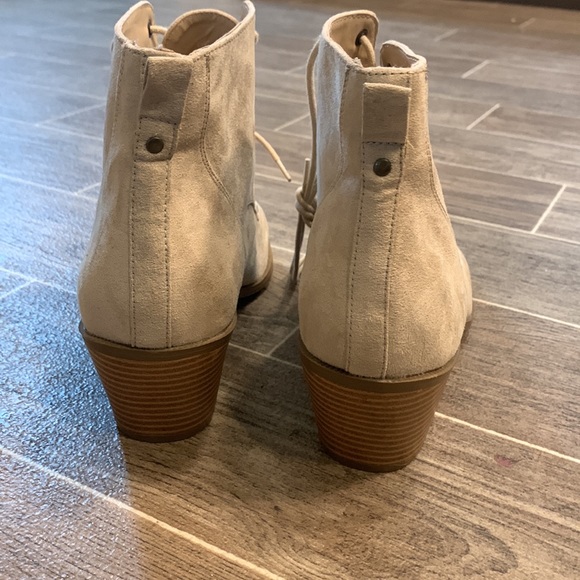 JustFab cream pointed heel boot 9.5 - Picture 3 of 5